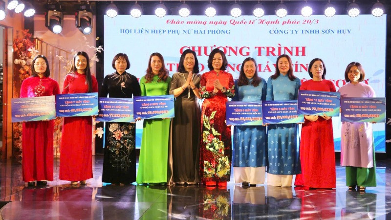 Trao tặng máy tính cho Hội phụ nữ các cấp.