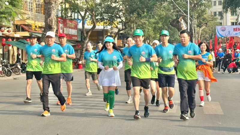 Lãnh đạo thành phố Hải Phòng tham gia chạy hưởng ứng.