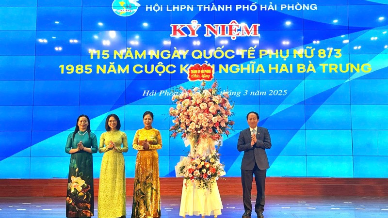 Bí thư Thành ủy Hải Phòng tặng hoa Hội Liên hiệp Phụ nữ Hải Phòng.