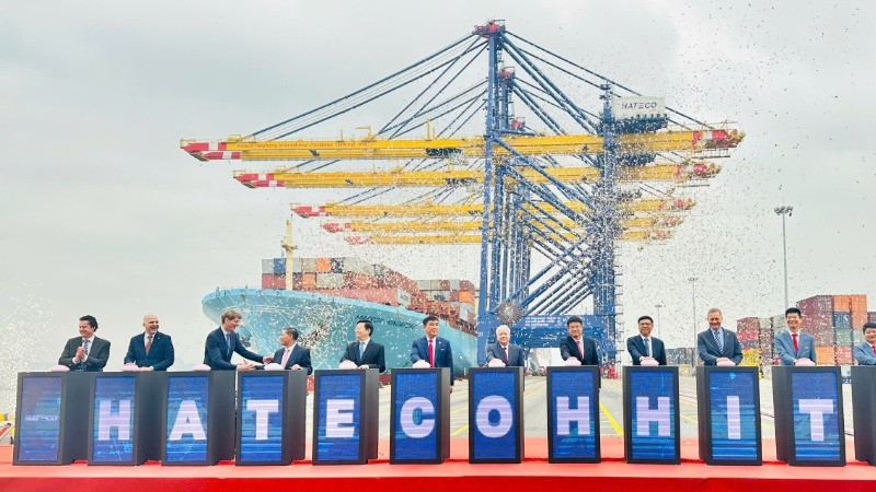 Lãnh đạo Trung ương và các đại biểu nhấn nút khánh thành Cảng Container quốc tế Hateco Hải Phòng.