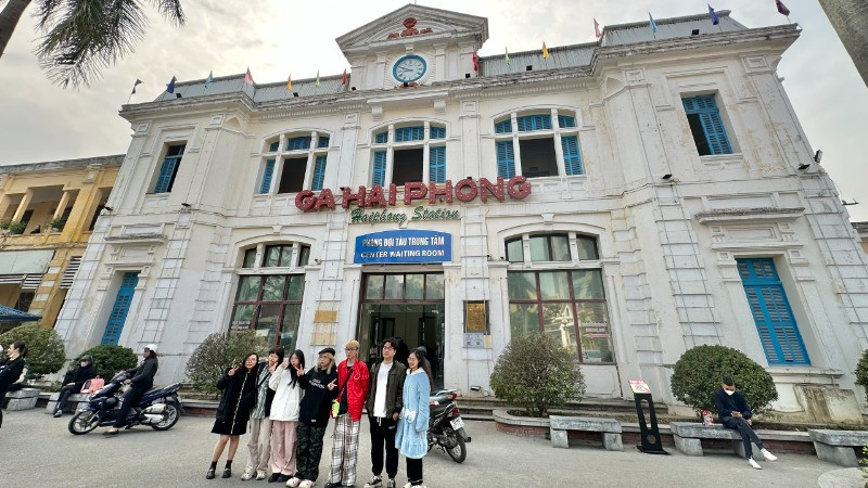 Du khách check-in trước Ga Hải Phòng.