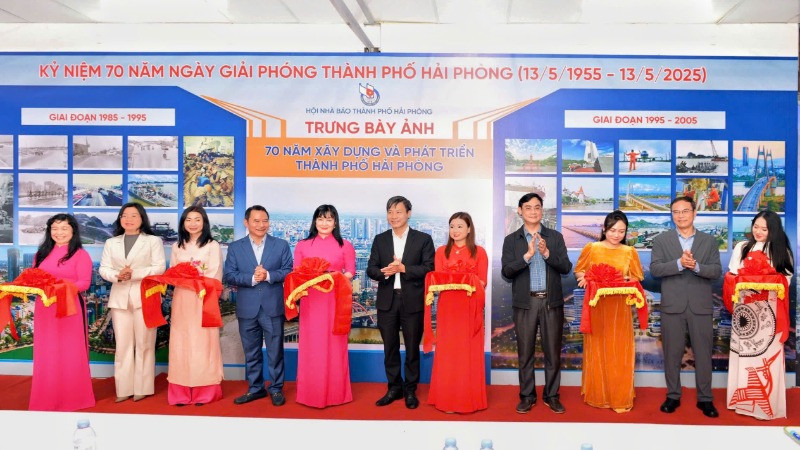 Khai mạc trưng bày ảnh 70 năm xây dựng và phát triển thành phố Hải Phòng.