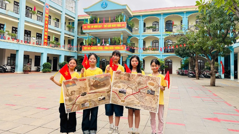 Các em học sinh Hải Phòng hào hứng với sự sinh động của Phụ san đặc biệt. 