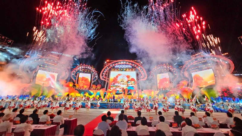 Màn pháo hoa tại Lễ hội Hoa Phượng Đỏ-Hải Phòng năm 2024.