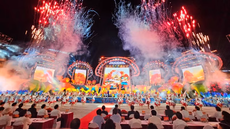 Màn pháo hoa tại Lễ hội Hoa Phượng Đỏ-Hải Phòng năm 2024.