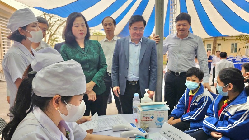 Bộ trưởng Y tế Đào Hồng Lan kiểm tra tiêm chủng cho trẻ em tại phường Lê Lợi, quận An Dương.