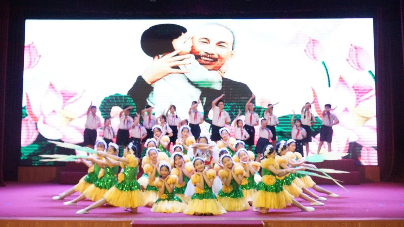 Sôi nổi các tiết mục văn nghệ tại chương trình.
