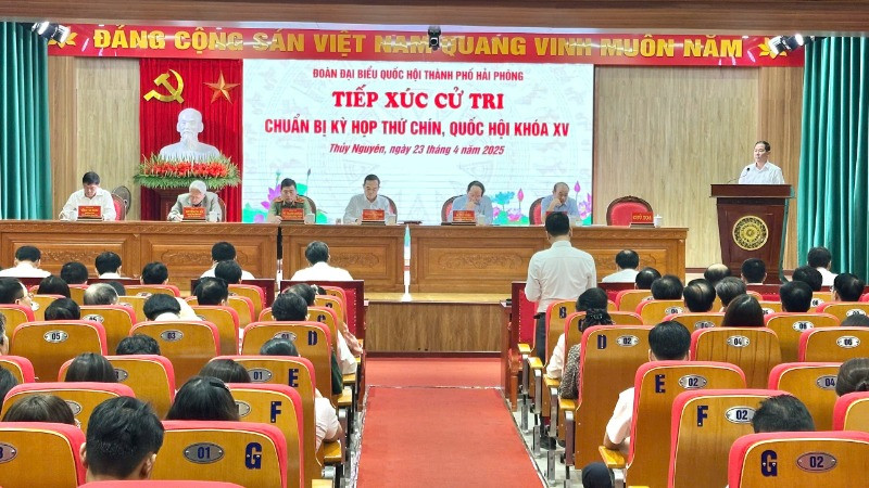 Quang cảnh buổi tiếp xúc cử tri tại thành phố Thủy Nguyên.