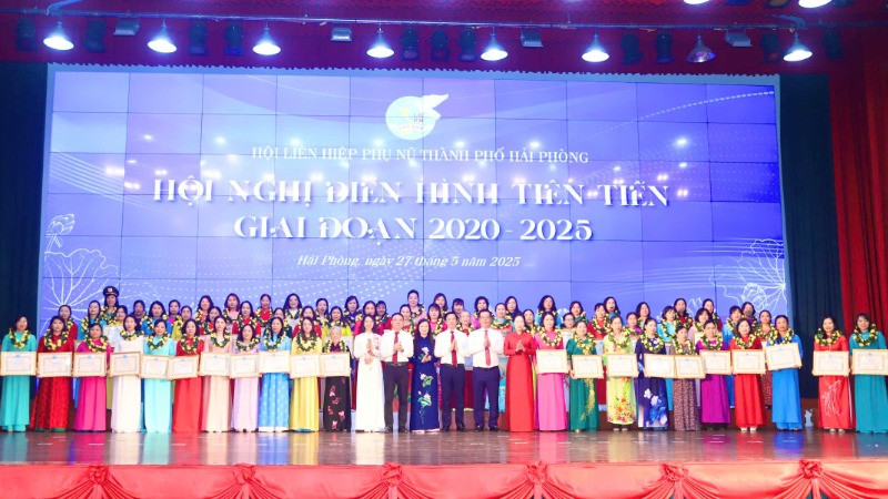 Biểu dương 70 gương mặt phụ nữ điển hình tiên tiến. 