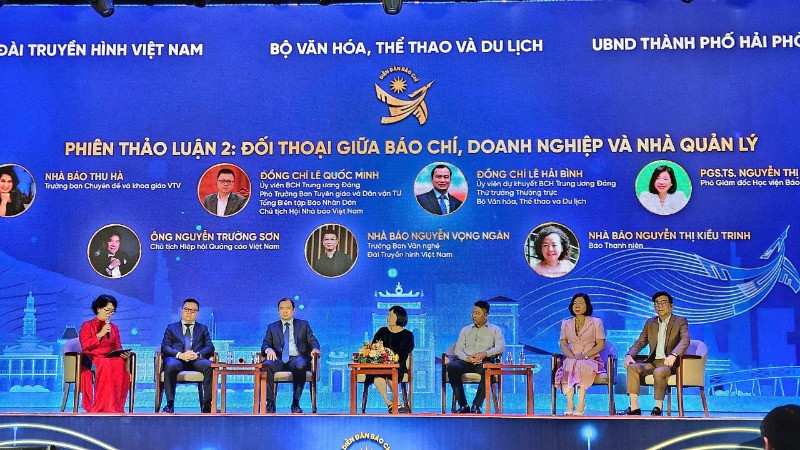 Đối thoại giữa báo chí, doanh nghiệp và nhà quản lý.