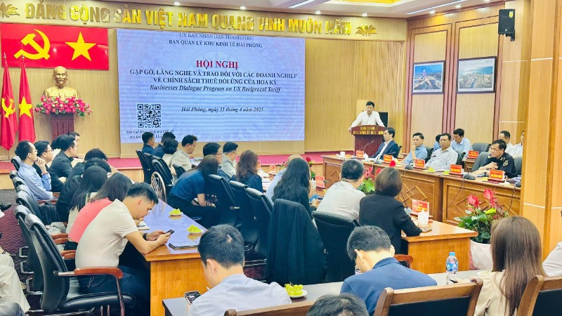 Đại diện lãnh đạo các công ty sản xuất, kinh doanh, cùng đại diện các Sở, ngành và đơn vị chức năng có liên quan tham gia hội nghị.