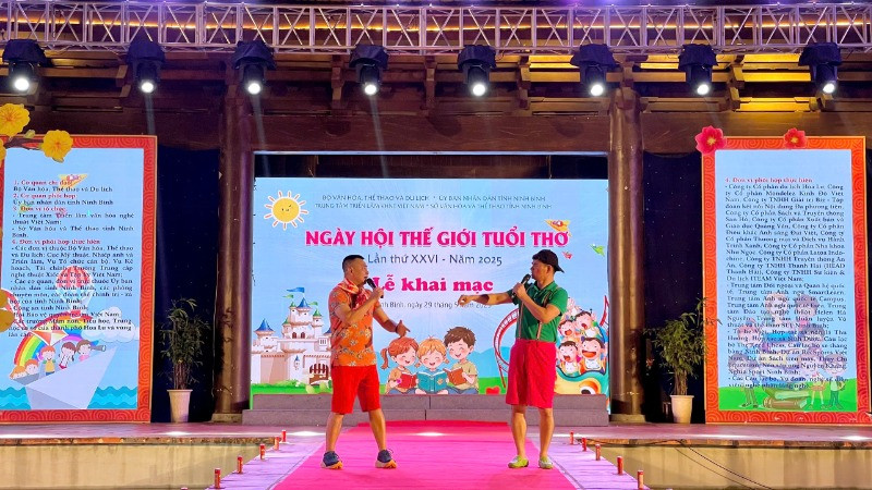 Tiết mục giao lưu nghệ thuật đặc sắc với Nghệ sĩ Nhân dân Xuân Bắc và Nghệ sĩ Nhân dân Tự Long tại lễ khai mạc Ngày hội.