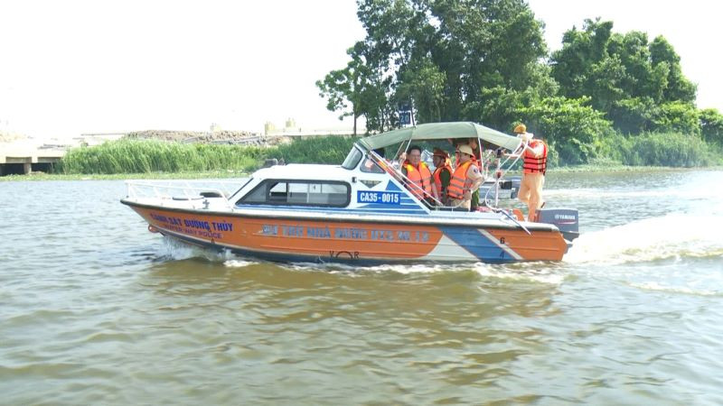 Công an tỉnh Ninh Bình kiểm tra an ninh, an toàn đường thủy nội địa tại sông Đáy. (Ảnh: ĐỨC THẮNG)