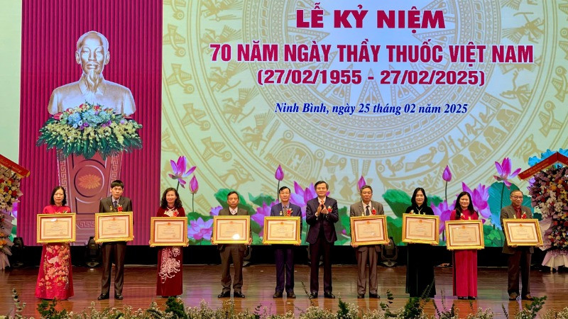 Đồng chí Đoàn Minh Huấn, Ủy viên Trung ương Đảng, Bí thư Tỉnh ủy Ninh Bình trao tặng danh hiệu “Thầy thuốc Ưu tú” của Chủ tịch nước cho các cá nhân ngành Y tế của tỉnh.