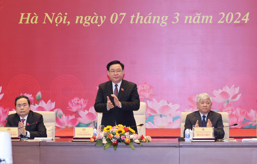 Chủ tịch Quốc hội Vương Đình Huệ cùng các đồng chí lãnh đạo Quốc hội, Chính phủ, Ủy ban Trung ương Mặt trận Tổ quốc chủ trì hội nghị. (Ảnh: DUY LINH)