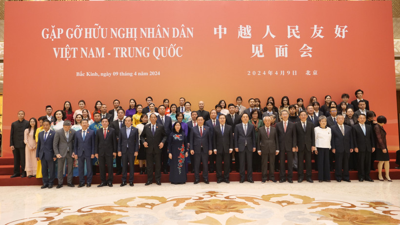Chủ tịch Quốc hội Vương Đình Huệ chụp ảnh lưu niệm với nhân sĩ hữu nghị hai nước Việt-Trung trong chuyến thăm (Ảnh: Hồ Quân, Hữu Hưng) 