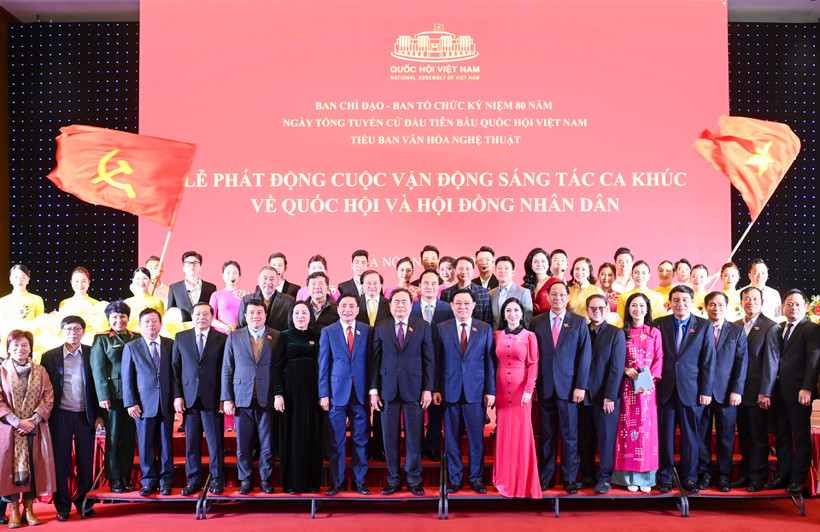 Chủ tịch Quốc hội Vương Đình Huệ cùng các đại biểu và các nhạc sĩ, ca sĩ tại lễ phát động. Ảnh: DUY LINH.