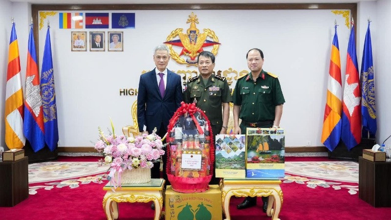 Đại sứ Nguyễn Minh Vũ chúc Tết Tổng Tư lệnh các lực lượng vũ trang Hoàng gia Campuchia, Đại tướng Vong Pisen.