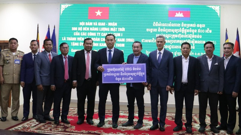 Lãnh đạo tỉnh Kampong Thom tiếp nhận tượng trưng 500 cây trụ điện năng lượng mặt trời do Tập đoàn Công nghiệp Cao su Việt Nam trao tặng.