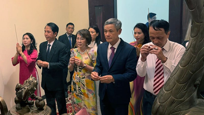 Đại sứ Nguyễn Minh Vũ cùng cán bộ Đại sứ quán và đại diện bà con người Việt tại Campuchia thành kính dâng hương tưởng nhớ Chủ tịch Hồ Chí Minh.