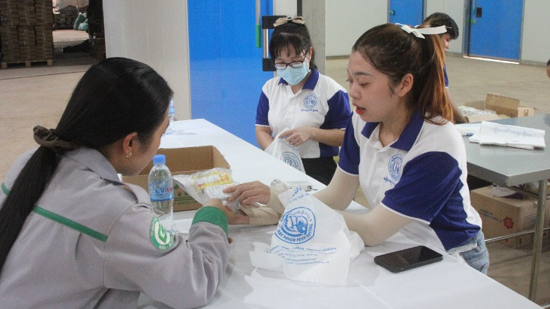 Người lao động được tư vấn và phát thuốc miễn phí tại chương trình.