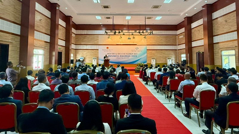 Hội nghị Đối thoại doanh nghiệp 2025 thu hút đông đảo đại diện các doanh nghiệp Việt Nam và doanh nghiệp gốc Việt tại Campuchia tham dự.