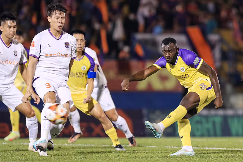 Pha tranh bóng giữa cầu thủ B.Bình Dương (áo trắng) và Hà Nội FC. (Ảnh HÀ NỘI FC)