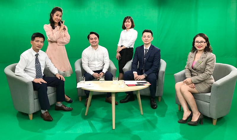Kaneya Manabu (thứ hai từ phải qua) trong một chương trình phỏng vấn tại Đài Truyền hình Việt Nam.
