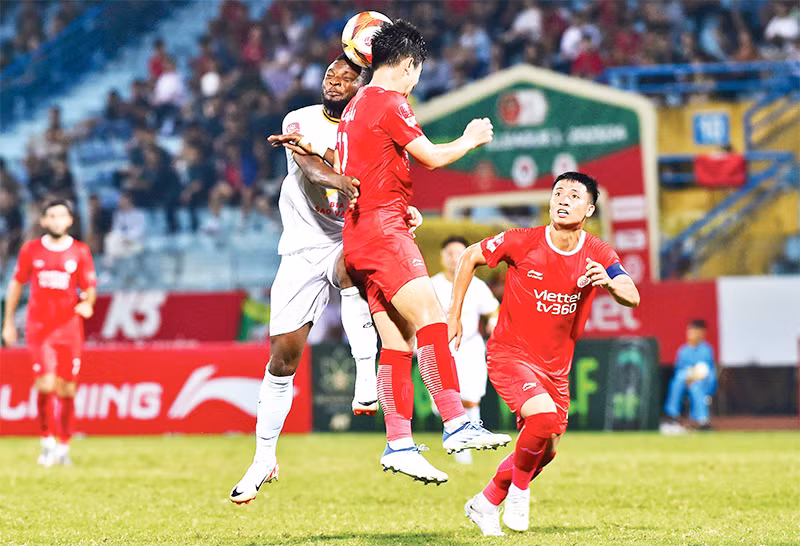 Pha tranh bóng giữa cầu thủ đội Viettel (áo đỏ) và cầu thủ đội Hồng Lĩnh Hà Tĩnh. (Ảnh TRẦN HẢI)