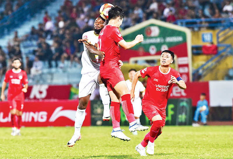 Pha tranh bóng giữa cầu thủ đội Viettel (áo đỏ) và cầu thủ đội Hồng Lĩnh Hà Tĩnh. (Ảnh TRẦN HẢI)