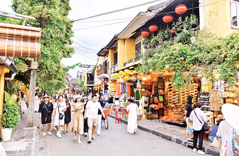 Du khách nước ngoài tham quan phố cổ Hội An (Quảng Nam). (Ảnh NGUYỄN ĐĂNG)