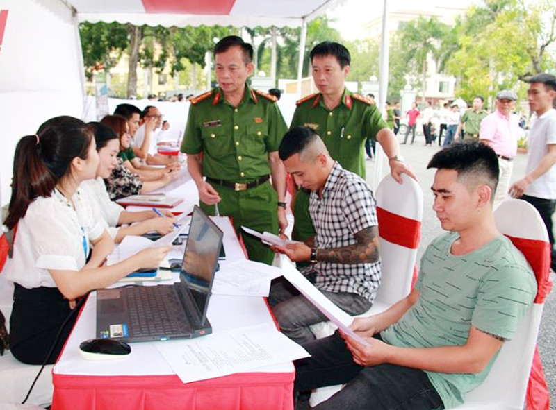 "Phiên chợ của tình người" do Công an tỉnh Thanh Hóa phối hợp Sở Lao động-Thương binh và Xã hội tỉnh, huyện Quảng Xương tổ chức. (Ảnh MẠNH CƯỜNG)