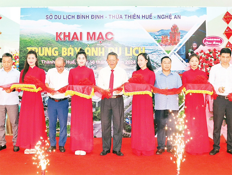 Lãnh đạo các đơn vị cắt băng khai mạc tuần lễ trưng bày ảnh du lịch. (Ảnh HỮU PHÚC) 