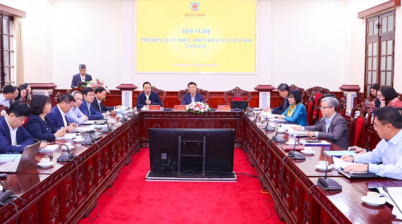 Hội nghị Phổ biến, quán triệt, triển khai Luật Đất đai năm 2024 với hình thức trực tiếp và trực tuyến đến cán bộ, công chức ngành tư pháp. (Ảnh LÊ SƠN) 