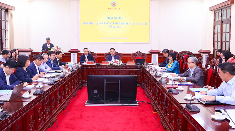 Hội nghị Phổ biến, quán triệt, triển khai Luật Đất đai năm 2024 với hình thức trực tiếp và trực tuyến đến cán bộ, công chức ngành tư pháp. (Ảnh LÊ SƠN) 