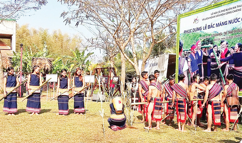 Phục dựng Lễ bắc máng nước của người Xơ Đăng ở Đắk Lắk.