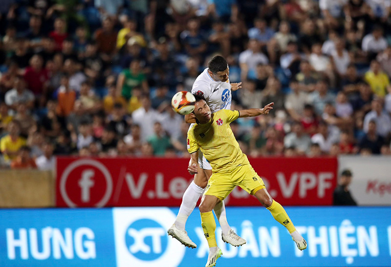 Pha tranh bóng giữa cầu thủ hai đội Thép Xanh Nam Định và Hải Phòng. (Ảnh NĐFC)