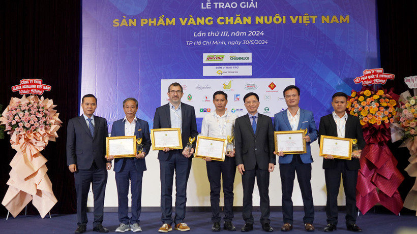 Ban tổ chức trao bằng khen các sản phẩm đạt Danh hiệu Sản phẩm Vàng chăn nuôi lần thứ 3 năm 2024.