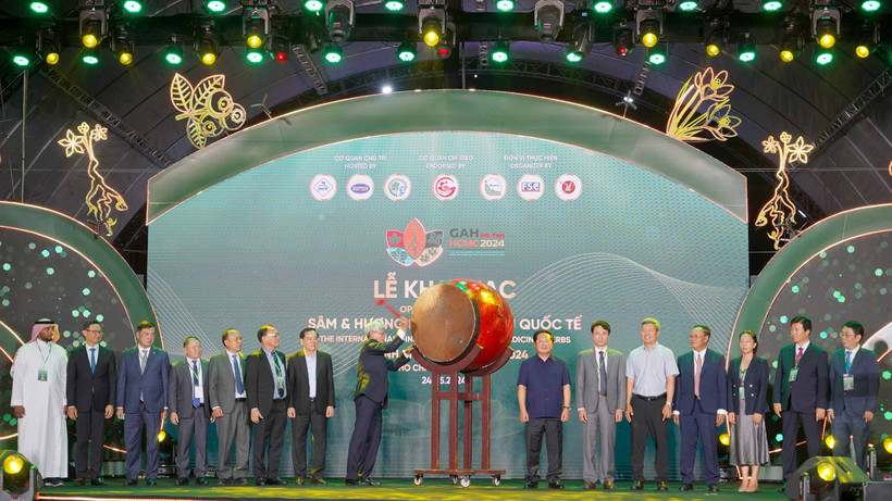 Nghi thức đánh trống khai mạc hội sâm và hương liệu, dược liệu quốc tế Thành phố Hồ Chí Minh năm 2024