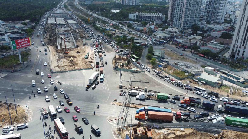 Càng về chiều dòng xe càng tập trung đông trên các tuyến đường cửa ngõ. Tuy nhiên, ùn ứ chỉ xảy ra cục bộ ở khu vực nút giao An Phú do nơi đây là công trình đang thi công.