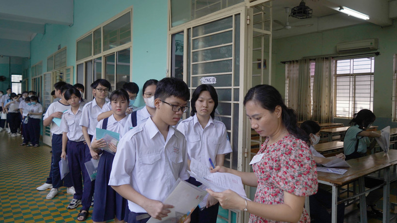 Sáng 6/6, học sinh lớp 9 của Thành phố Hồ Chí Minh đến các điểm thi để làm thủ tục dự thi tuyển sinh vào lớp 10 trung học phổ thông năm học 2024-2025.