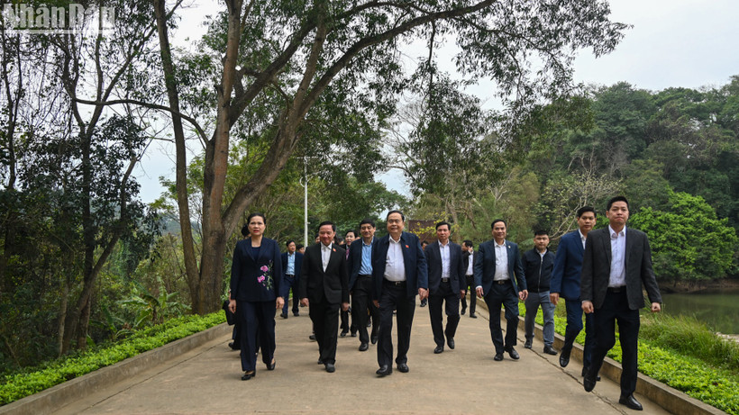 Chủ tịch Quốc hội Trần Thanh Mẫn và Đoàn công tác thăm Khu di tích quốc gia đặc biệt Tân Trào. 