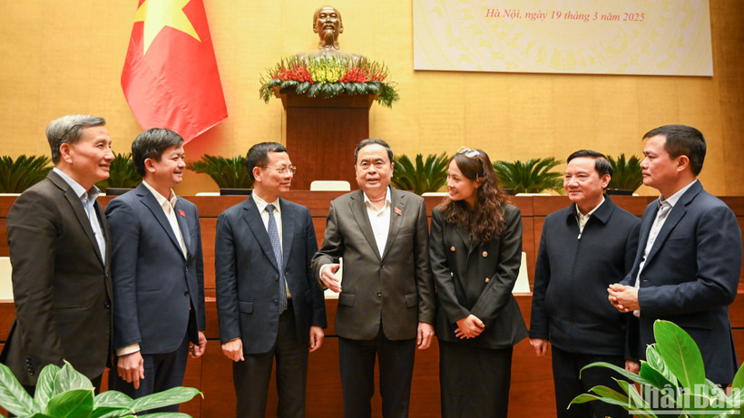 Chủ tịch Quốc hội Trần Thanh Mẫn trao đổi với các đại biểu tại hội nghị.