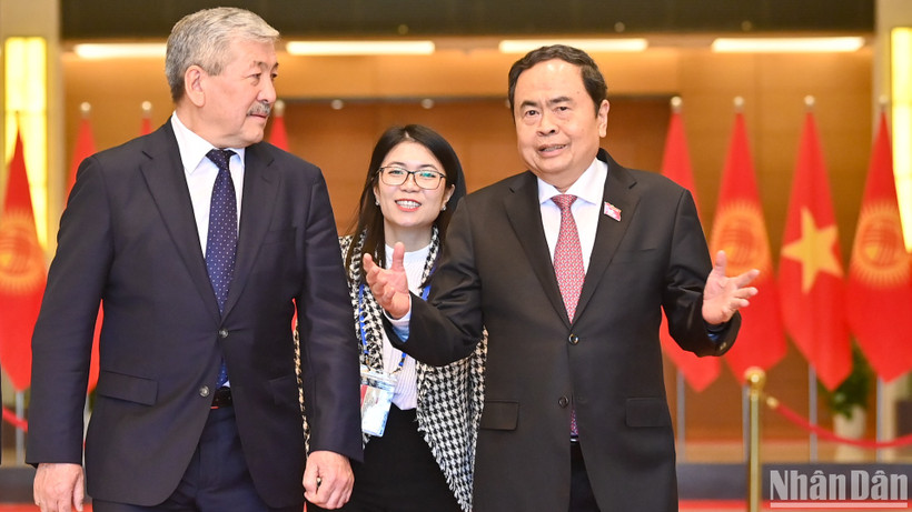 Chủ tịch Quốc hội Trần Thanh Mẫn trao đổi với Thủ tướng Kyrgyzstan Adylbek Kasymaliev.