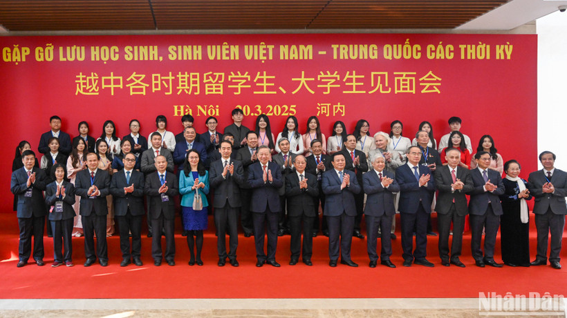 Tổng Bí thư Tô Lâm, Đại sứ Trung Quốc Hà Vĩ cùng các đồng chí lãnh đạo Đảng, Nhà nước và các đại biểu tại cuộc gặp gỡ. 