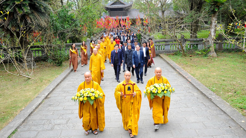 Các đồng chí lãnh đạo tỉnh, các chức sắc tôn giáo và tăng ni thực hiện các nghi lễ. (Ảnh: XUÂN LÂM)