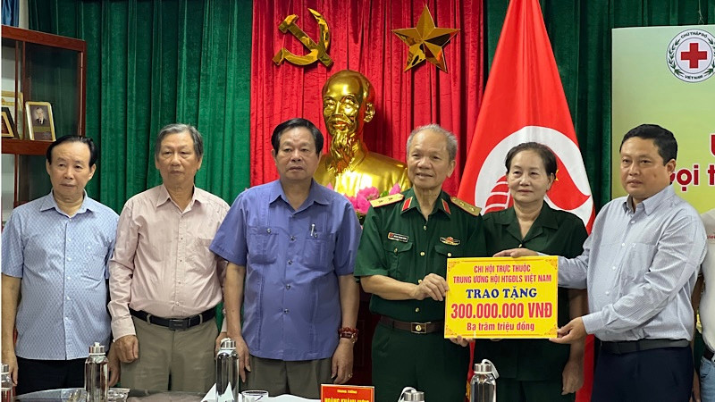 Hội Hỗ trợ gia đình liệt sĩ Việt Nam tiếp nhận ủng hộ cho công tác tri ân liệt sĩ tại buổi lễ tổng kết.