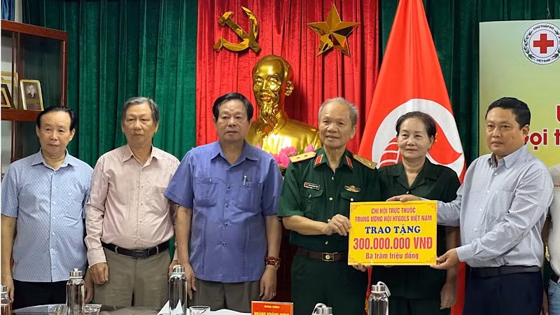 Hội Hỗ trợ gia đình liệt sĩ Việt Nam tiếp nhận ủng hộ cho công tác tri ân liệt sĩ tại buổi lễ tổng kết.