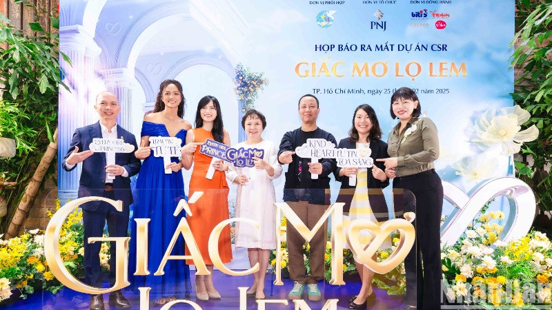 Các đại biểu Khởi động chương trình CSR “Giấc mơ Lọ Lem”.