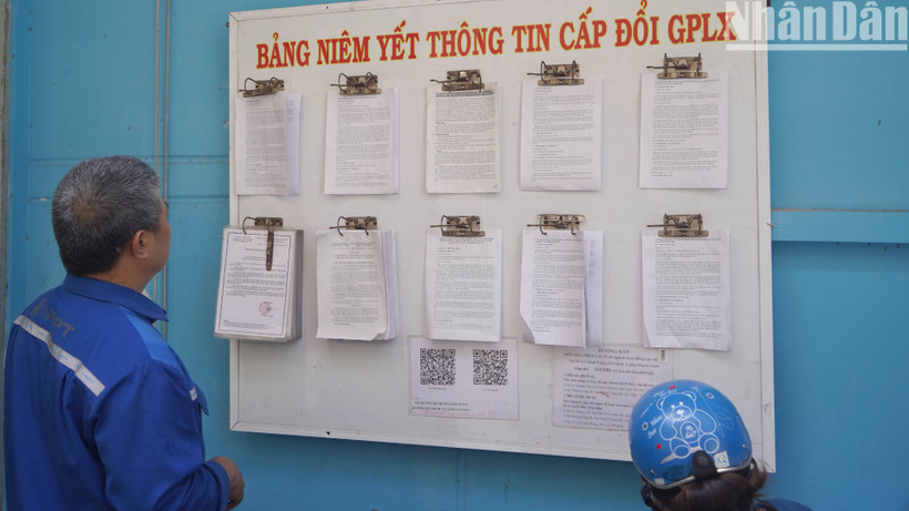 Người dân tập trung đông đi đổi giấy phép lái xe ở Thành phố Hồ Chí Minh trước thời điểm lĩnh vực này chuyển quản lý từ Bộ Giao thông vận tải sang Công an khiến nhiều cơ sở ùn ứ.